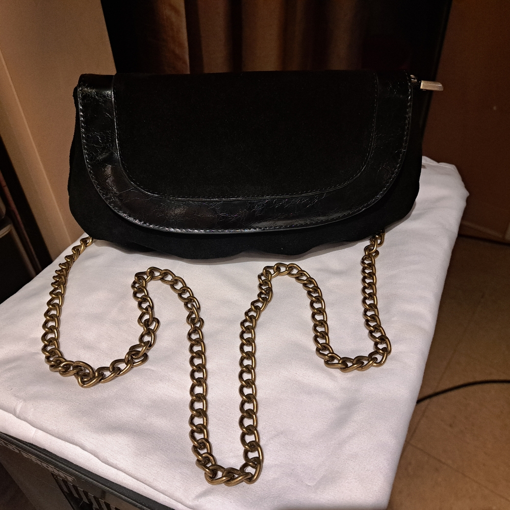 Chic Black Shoulder Bag with Gold Chain